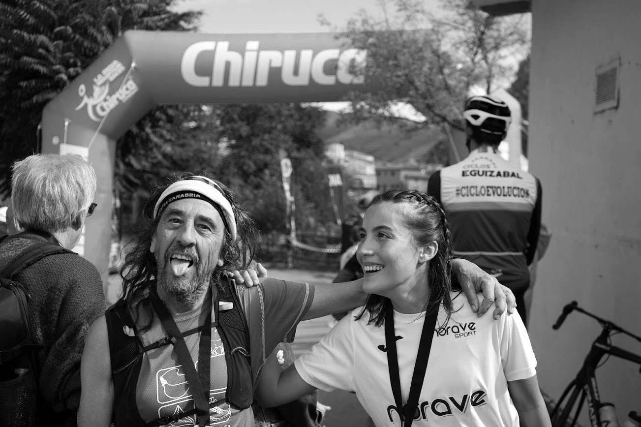 Dos corredores celebran en meta